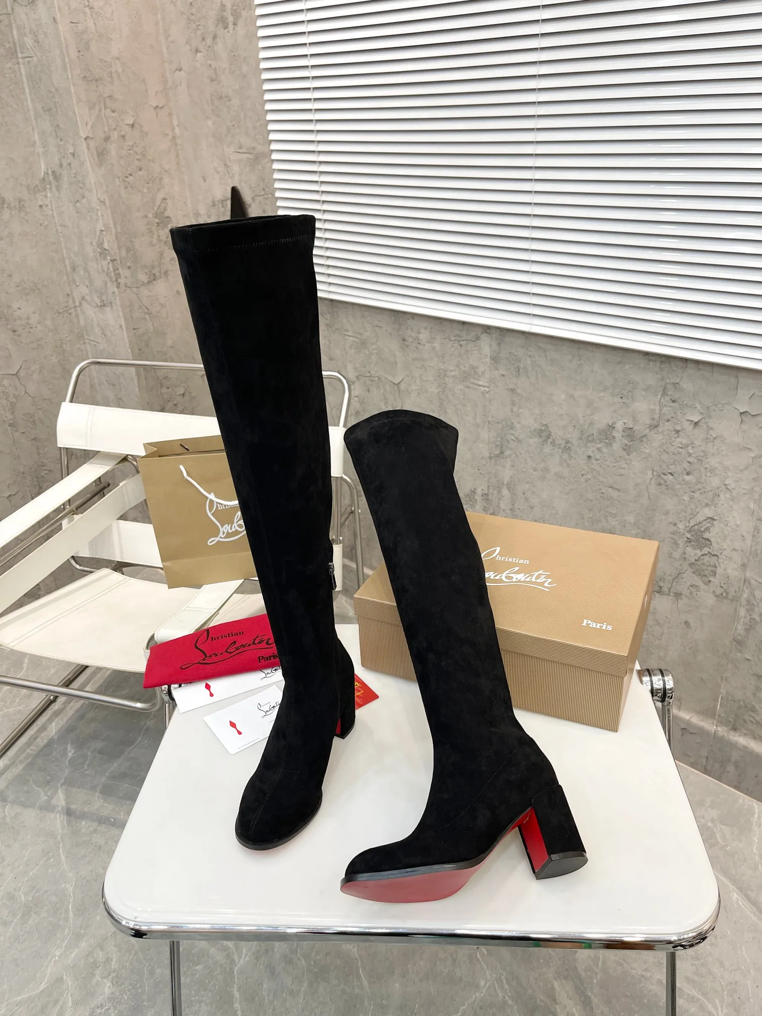 👟👟Ex-factory price 640👟👟 Christian Louboutin (CL) launches new thick-heeled stretch ankle boots, which are classic and refined, with smooth and slender lines. Fitted with 70mm square heel. The tube height is 22 inches.  ✅Fabric: stretch velvet leather ✅Lining: sheepskin ✅Outsole/heel height: rubber Heel height 7cm ✅Color: black stretch velvet black stretch leather khaki stretch suede ✅Code number: 34-41 (34,41 customized) ✅Packaging: original board packaging